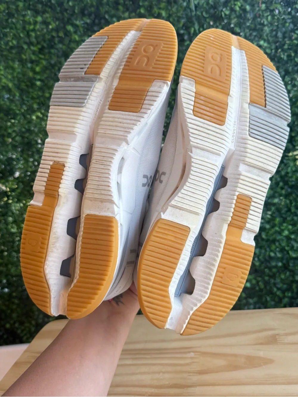On Cloudflow 4 Men’s Size 10.5 White Hay Running Shoes